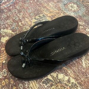 Vionic Black Sandals Classic Flip-Flop Design